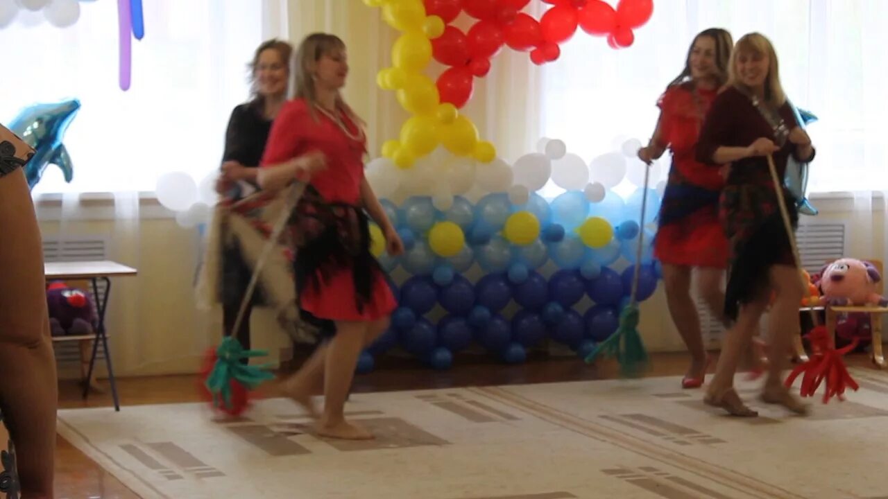 Танец мам на выпускном в саду. Танец мамы и сына в детском саду на выпускной. Танец мам на выпускном в саду. Танец с родителями на выпускной в детском саду. Танец мам на выпускной в детском саду.