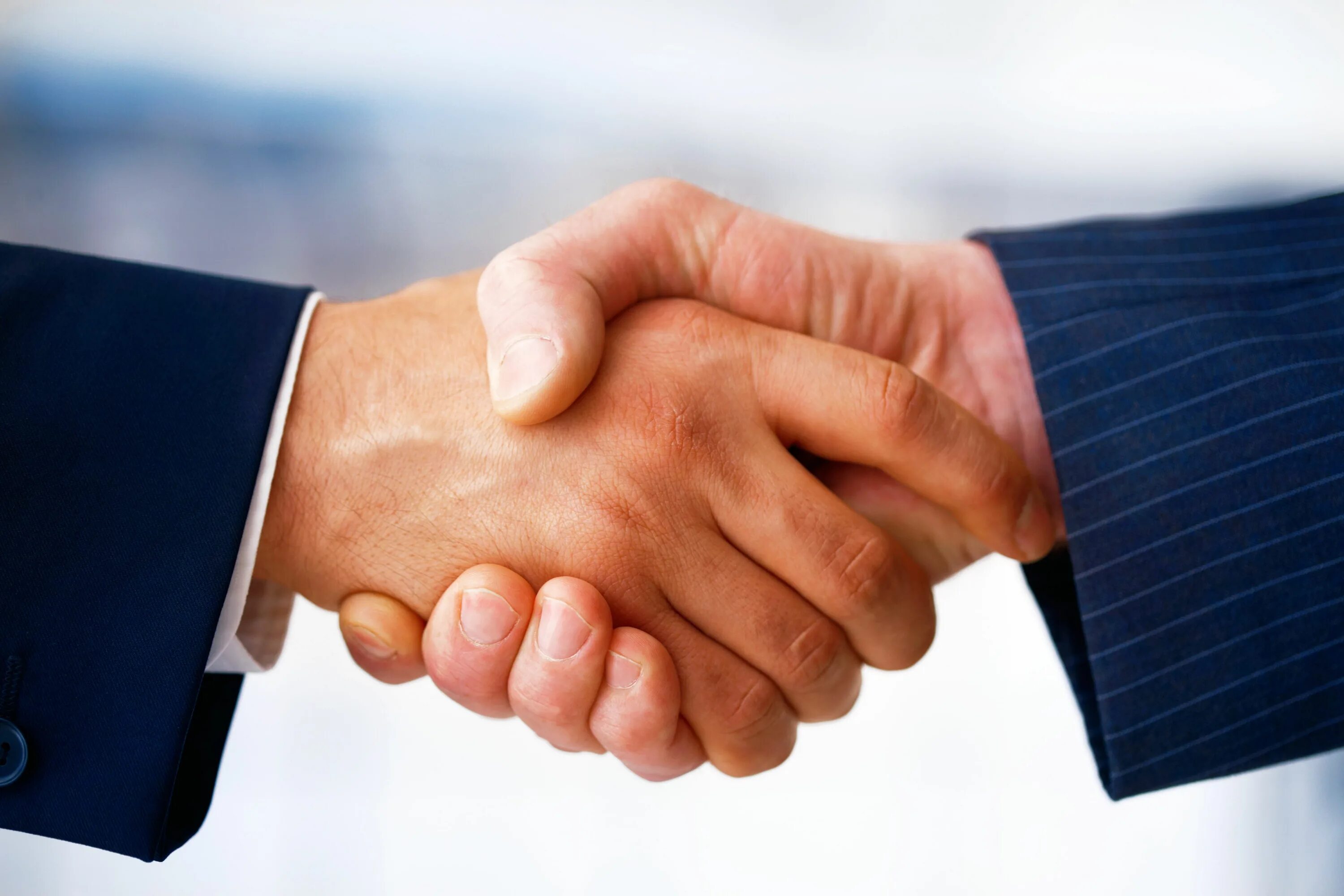 Client handshake. Партнерство в бизнесе. Бизнес рукопожатие. Рукопожатие деловых партнеров. Сотрудничество переговоры.