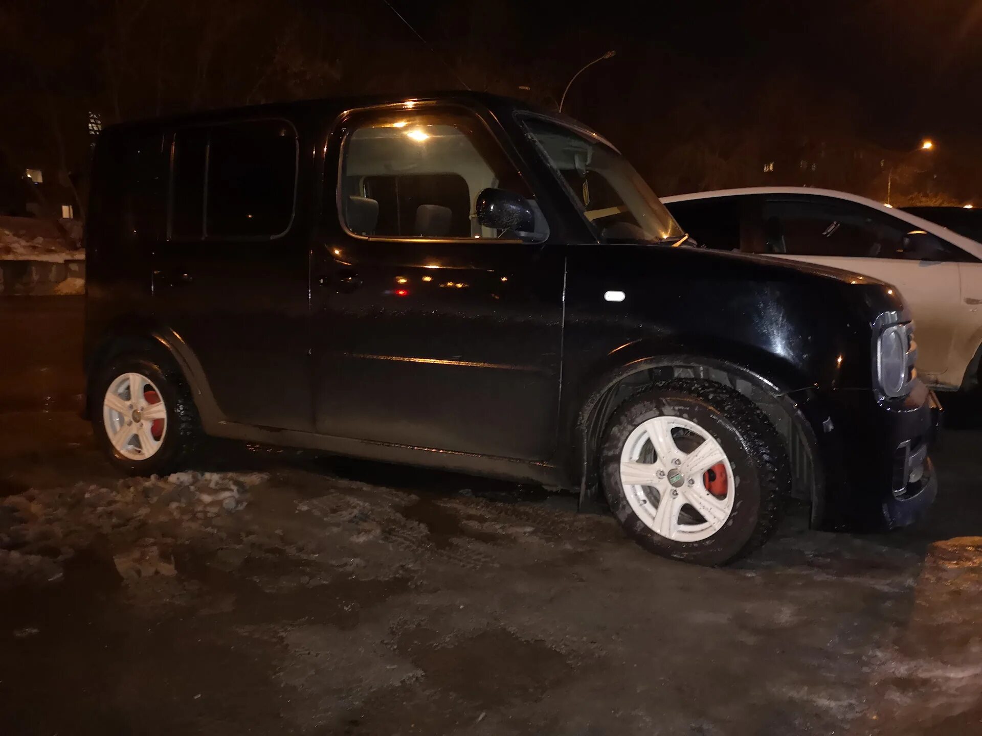 Ниссан куб на колесах. Диски на машину 17 на nissan cube. Ниссан куб 2000. Ниссан куб на дисках. Ржавый ниссан куб.