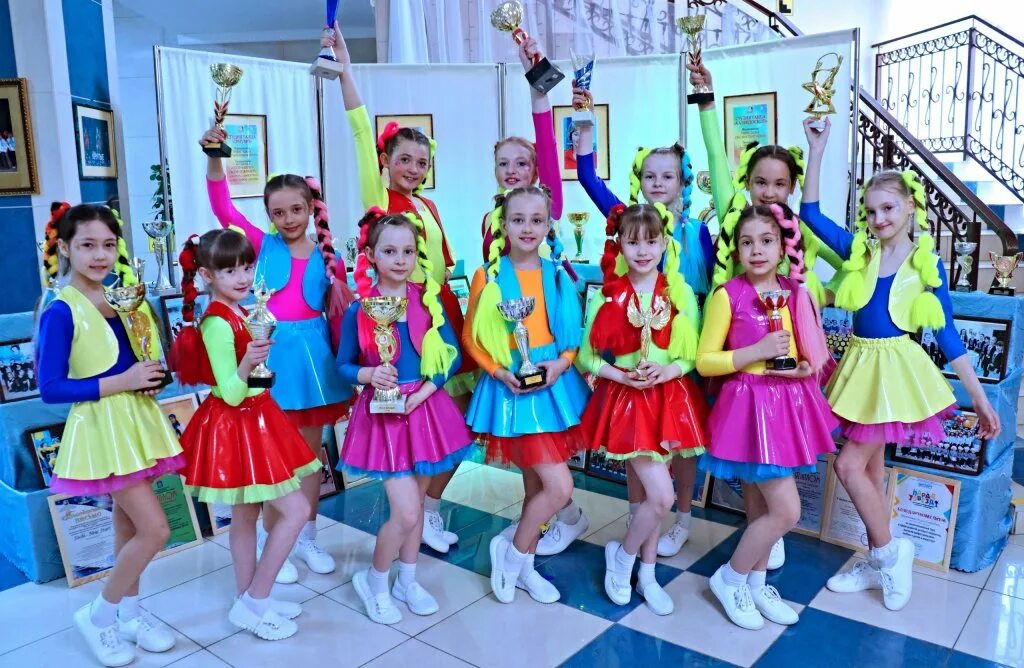 Хореографический ансамбль калейдоскоп нефтеюганск. Молодёжные танцы 2023. Хореографический ансамбль калейдоскоп. Эмблема танцев. Танцевальный калейдоскоп.