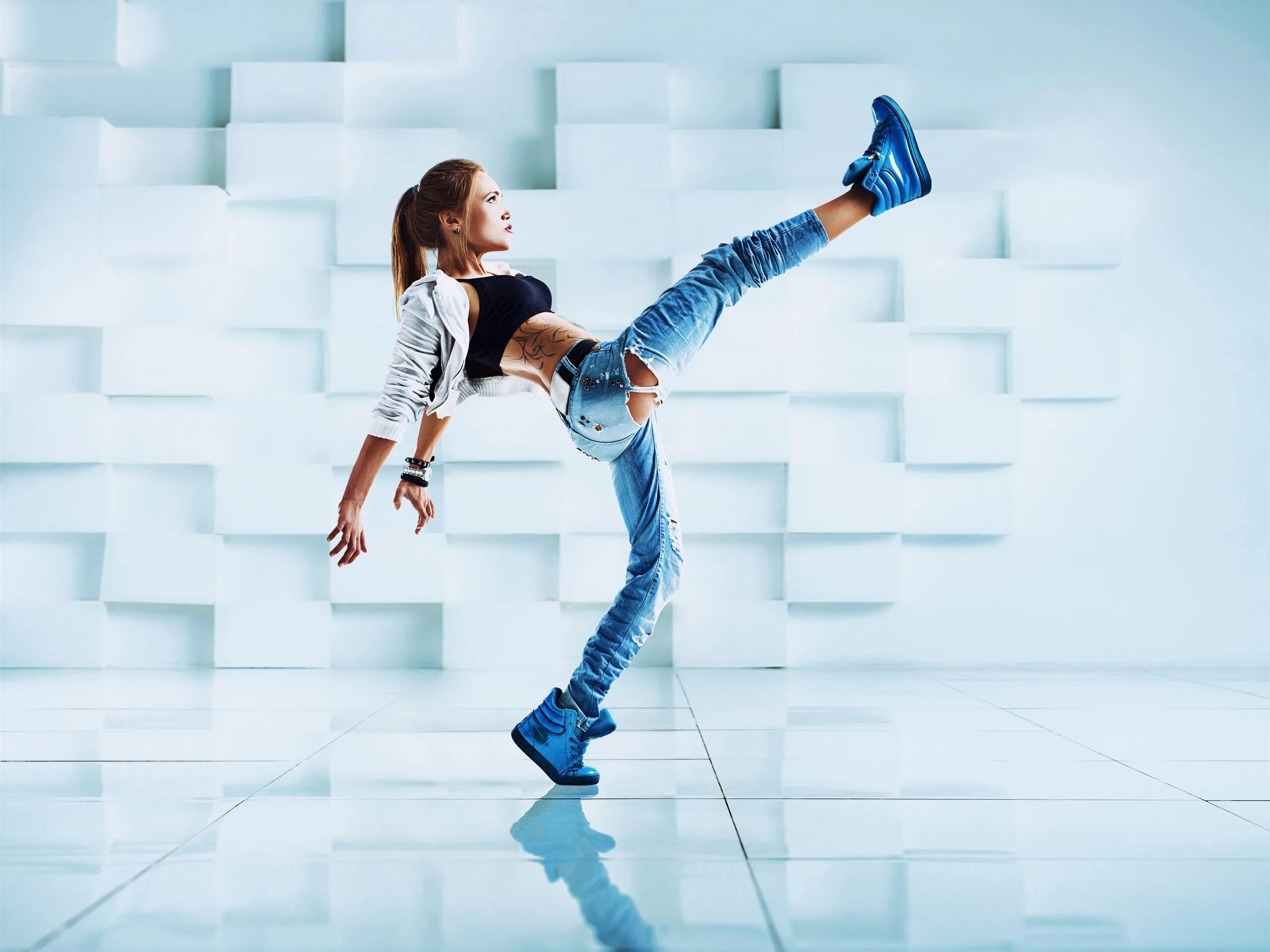 Девушка танцует. Хип хоп дэнсхолл. Дорн вики. Zumba фитнес. Современные танцы девушка.