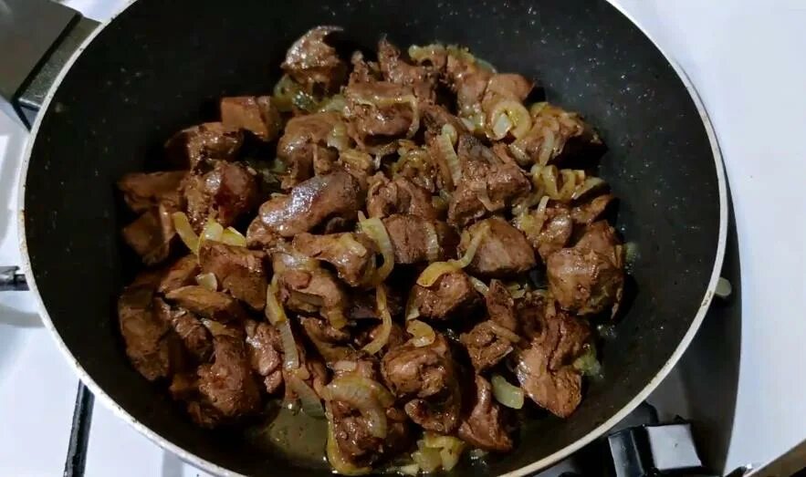 Как приготовить мягкую печень на сковороде. Куриная печень с луком на сковороде. печень куриная жареная на сковороде. приготовление куриной печени на сковороде. приготовить печень куриную на сковороде вкусно.