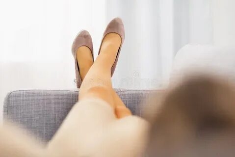 Валерка плюхнулся на диван закинув ноги