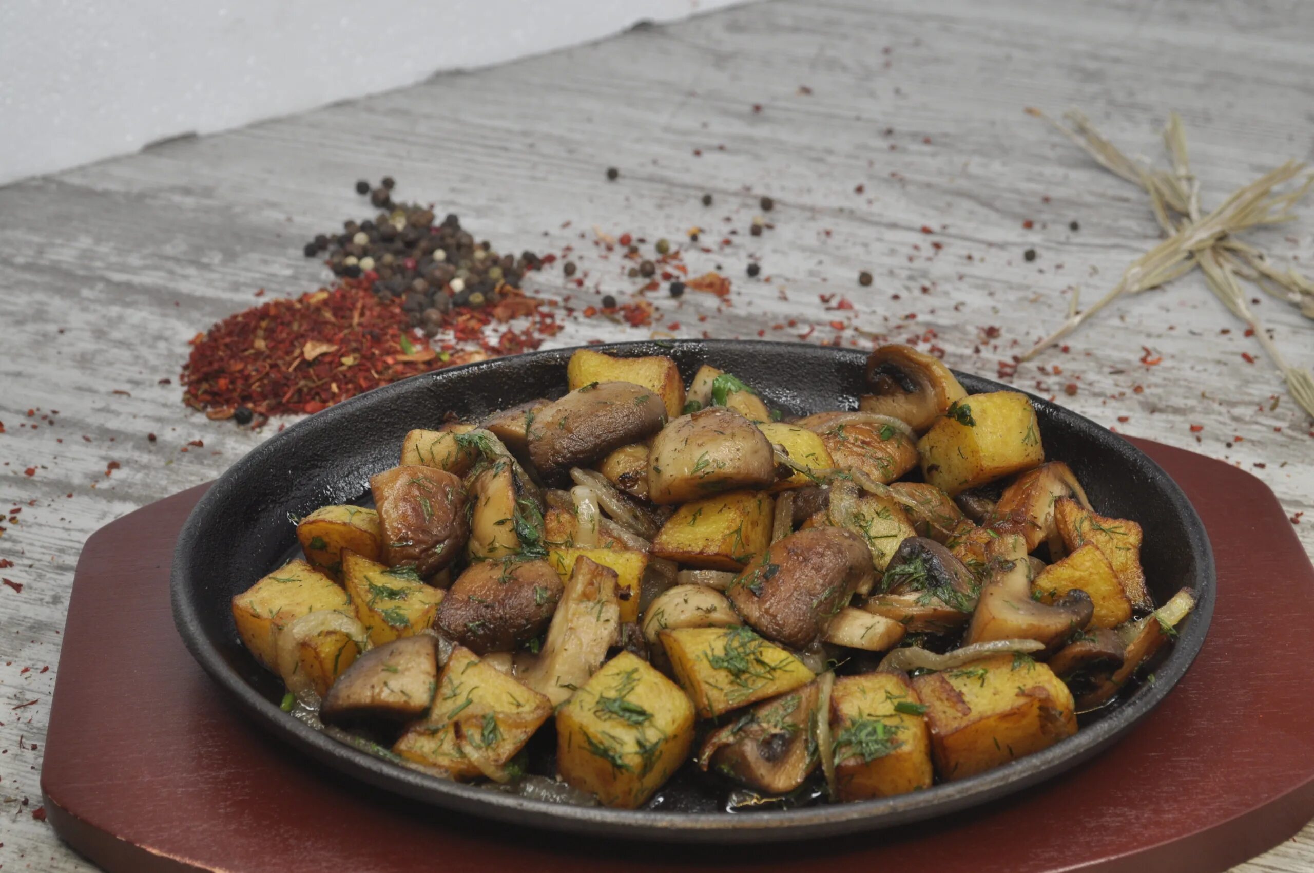 Копченая картошка с грибами. Жареный картофель с грибами и луком ресторан. картофель жареный с грибами ресторанная подача. жареный картофель с грибами интересная подача. жареная картошка с грибами русский язык.
