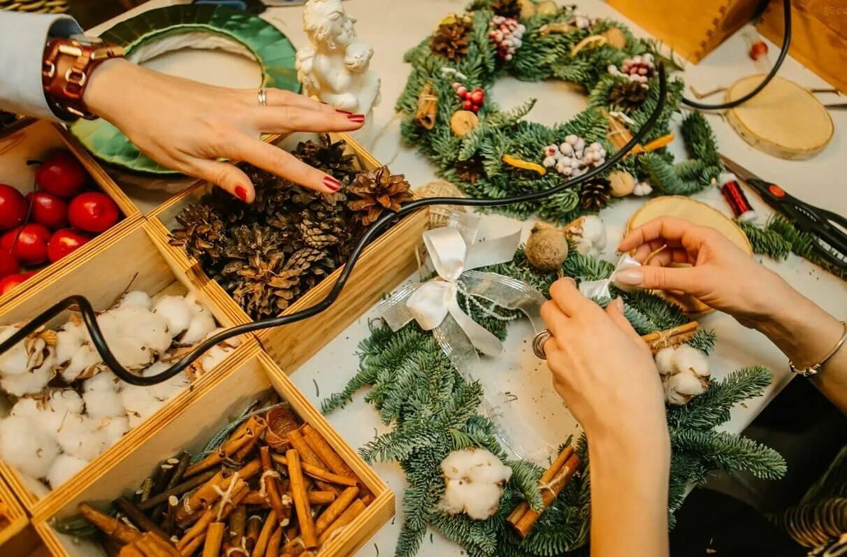 Изготовление новогоднего. Елочная игрушка из лампочки. Изготовление новогоднего. Новогодние венки из шишек. Новогодние шары из фетра.