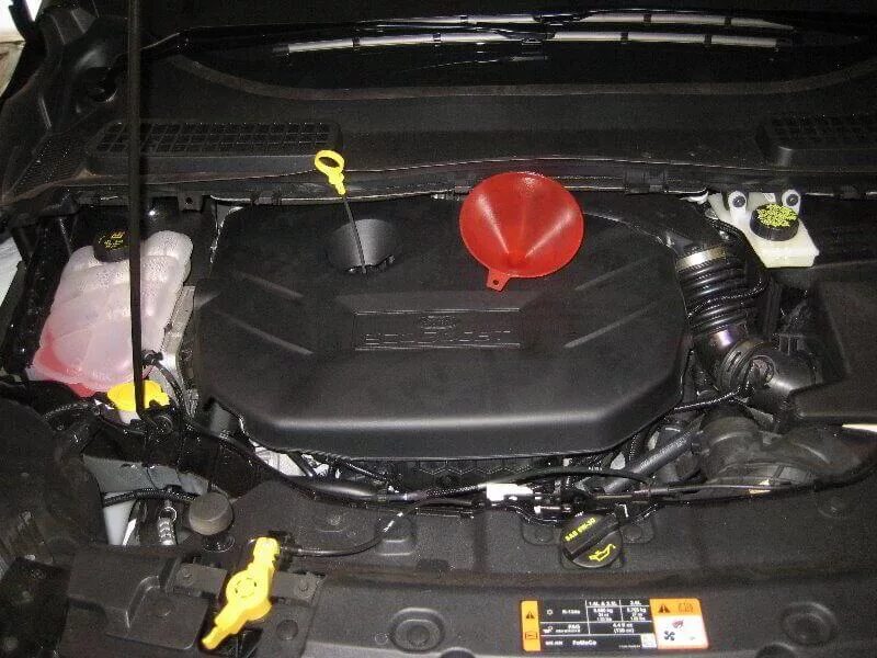 Масло двигателя форд куга 2.5. Ford Kuga 2.5 engine Oil Filter. Масло ДВС Форд Куга. Oil Filter Ford Escape 1.6 ECOBOOST. Заливная горловина двигателя Форд Куга 2.