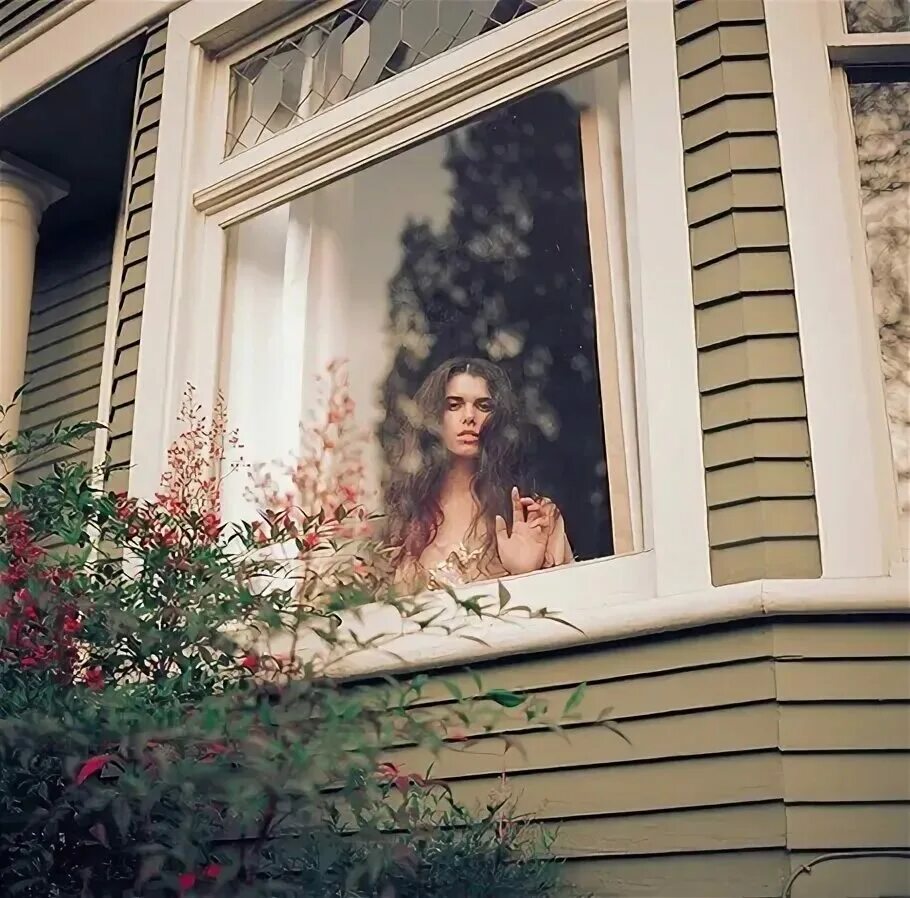 За окном девочка кто поет. Фотосессия через окно. Девушка в доме у окна. Девушка в окне вид с улицы. Девушка через окно.