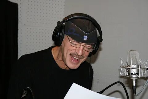 Актер озвучивает серого волка