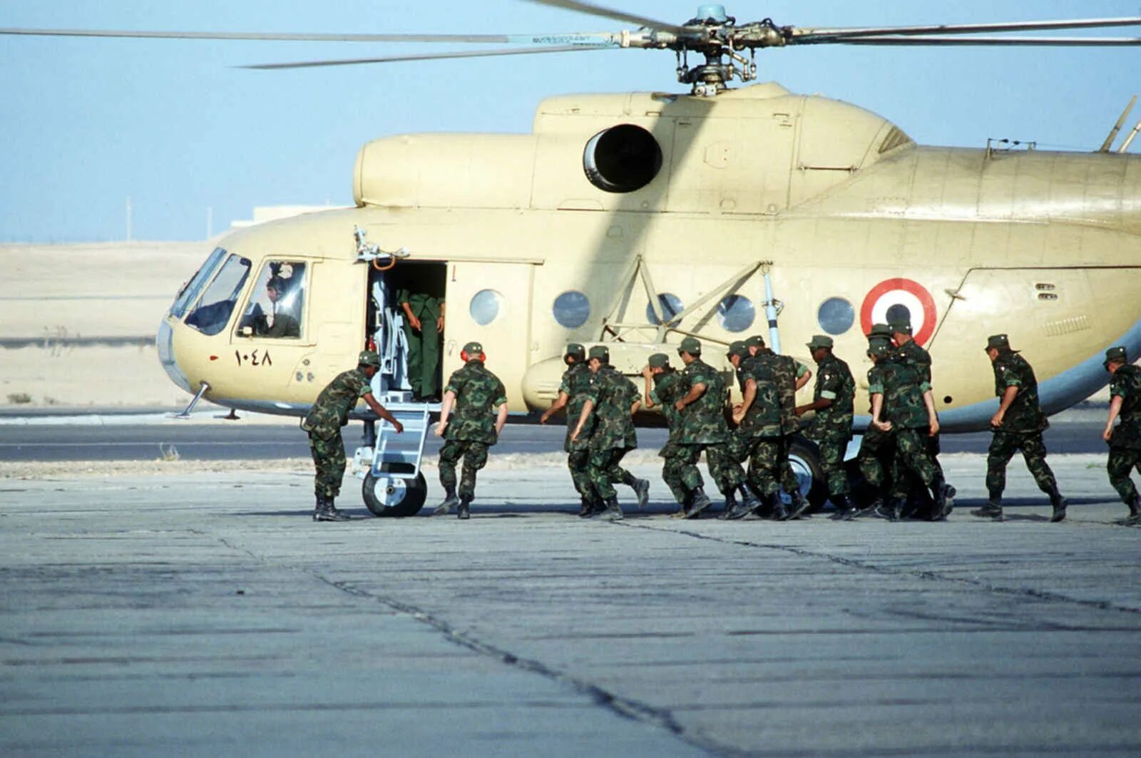 Ми-8 ВВС Египта. Десантирование с вертолета ми-8. Ми8 десантный Гостомель. Ми-8 вертолёт США.