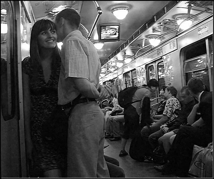 Лапает девушек в метро. Парень и девушка в метро. Парень и девушка в автобусе. Влюбленная пара в метро. Парень в метро.