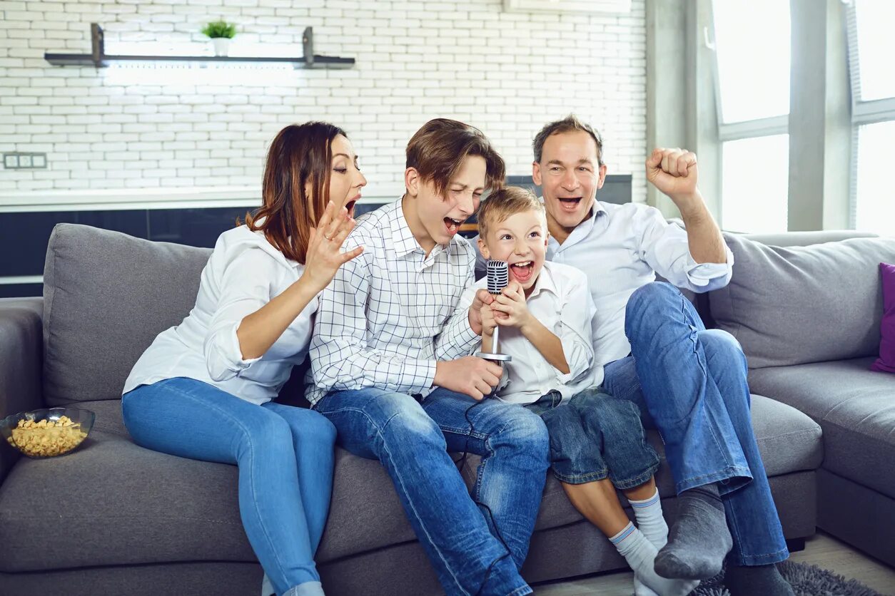 Family sing. Пение в семье. Семья караоке. Поем дома с семьей. Семья поет.