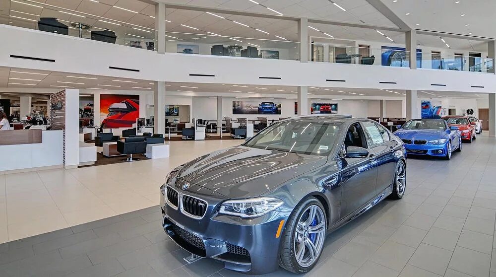 Автосалоны в ростове на дону новые автомобили. BMW e60 dealership. M5 BMW Showroom. БМВ 745 автосалон Plaza. Автослалом машны.