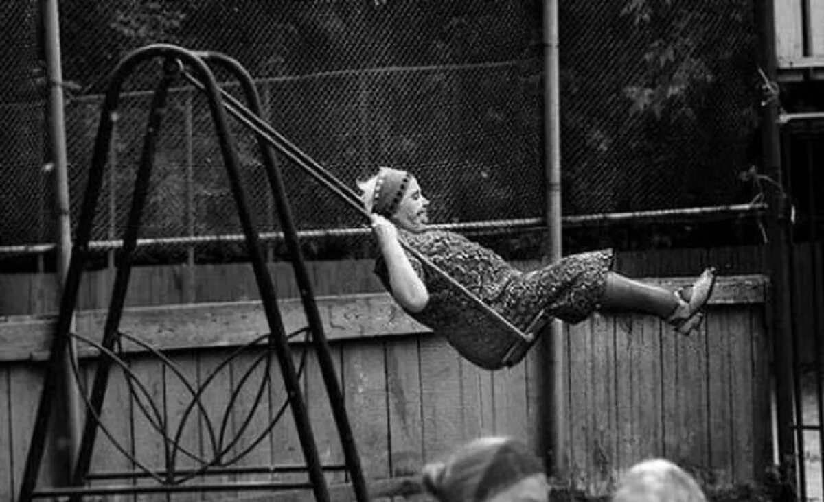 Хочешь все равно получишь. Делай то что хочешь тебя все равно будут осуждать до конца жизни. качели жизни. тебя все равно будут осуждать до конца жизни. статусы про качели.