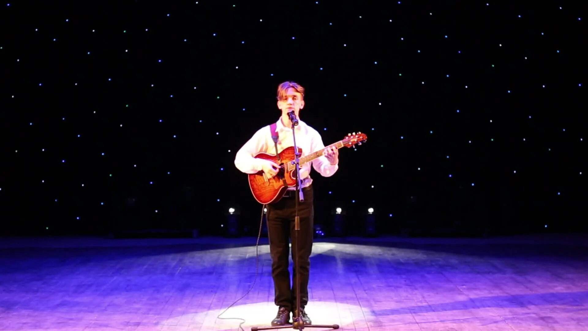 парень спел