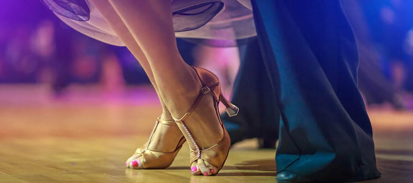 танцевальные туфли на ноге. бальные танцы ноги. туфли для бальных танцев на ноге. аргентинское танго ноги. бальные танцы ноги.