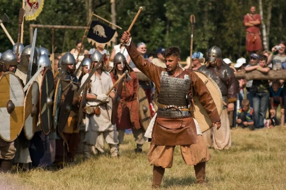 реконструкция века. реконструкция русь 13 век. реконструкторы русь 13 век. реконструкторы эпохи викингов бой. реконструкция века.