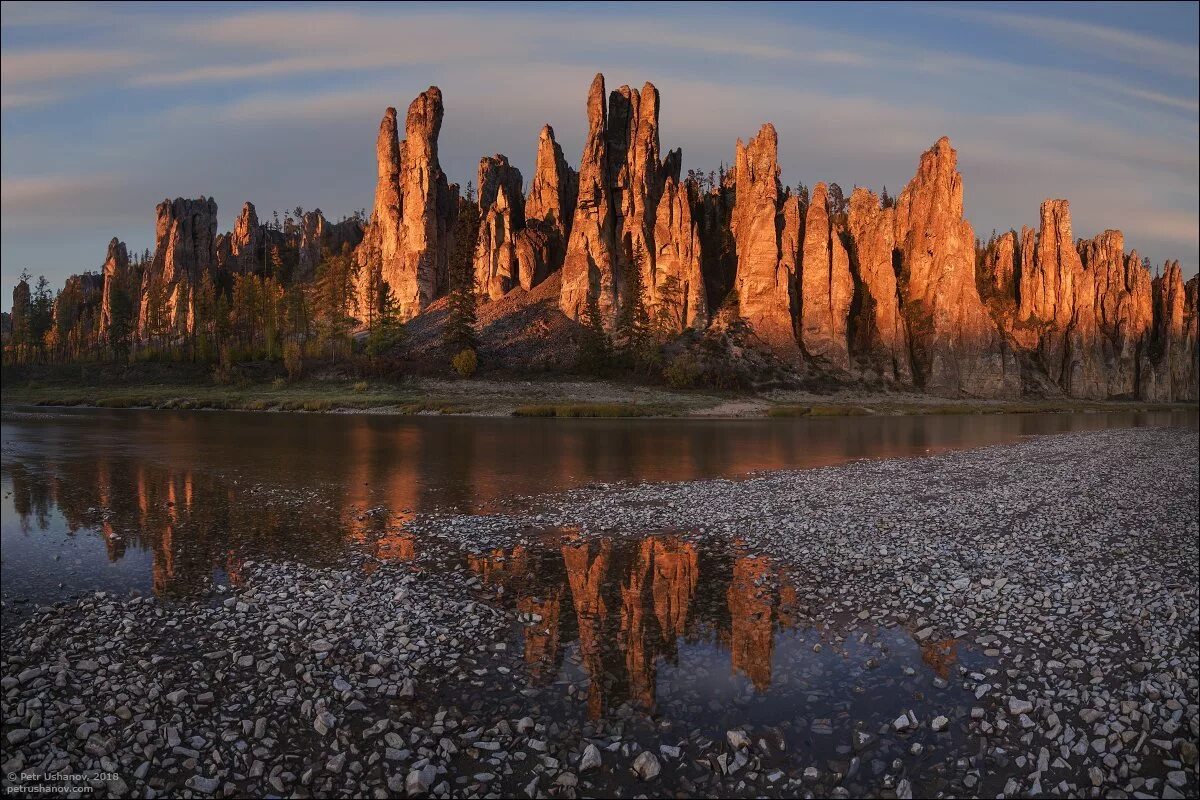 Фото республики саха якутия. Река синяя Республика Саха Якутия. Саха Якутия Ленские столбы. Синские столбы Саха Якутия река синяя. Чуоналыр озеро Мирный Якутия.