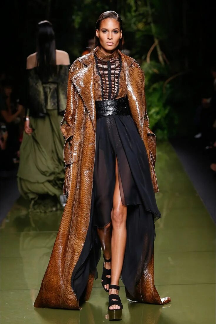 Какая кожа в моде. Balmain 2017. кожаные пальто показ моделей. кожаные пальто на подиуме. пальто из кожи женское подиум.