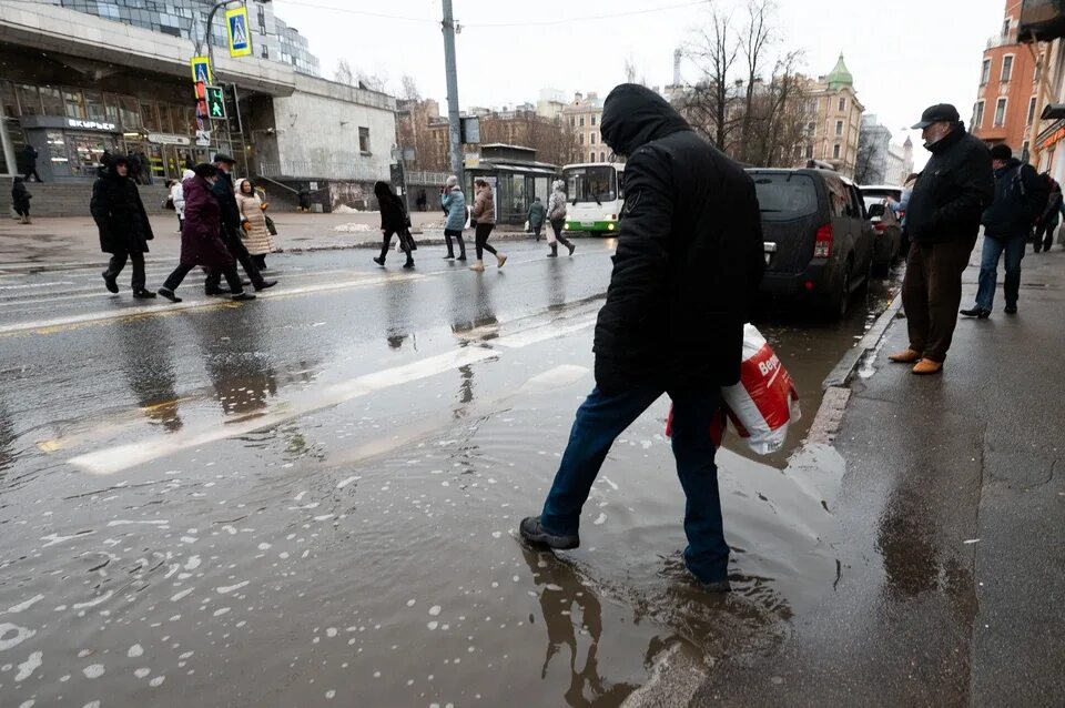 Дождь с градом. Дождь в москве. Люди в ливень. Ливень в москве 28 06 2021. Дождик в новосибирске.