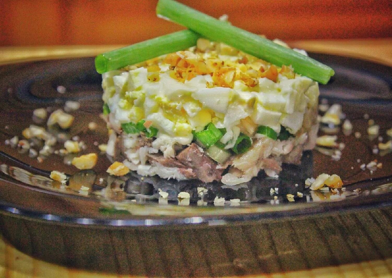 салат из копчёной скумбрии слоями. салат с копченой с умбрией. салат со скумбрией на зиму. салат из отварной скумбрии. салат океан со скумбрией.