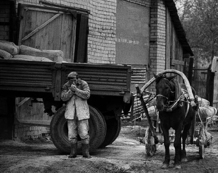 Повседневная жизнь обитателей городов и деревень. Деревенская жизнь СССР 80е. Деревни СССР 70х. Советская деревня в 80-е. 1980е деревня СССР.