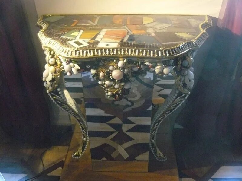 в каждой комнате дворца стояли букеты