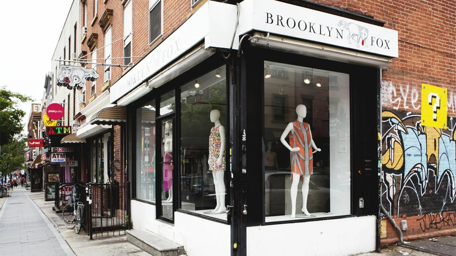 Clothing store\\\\\\\\\\\\\\park. магазин пятерочка. девушка в супермаркете. шоппинг новый год. Street retail (стрит-ритейл).