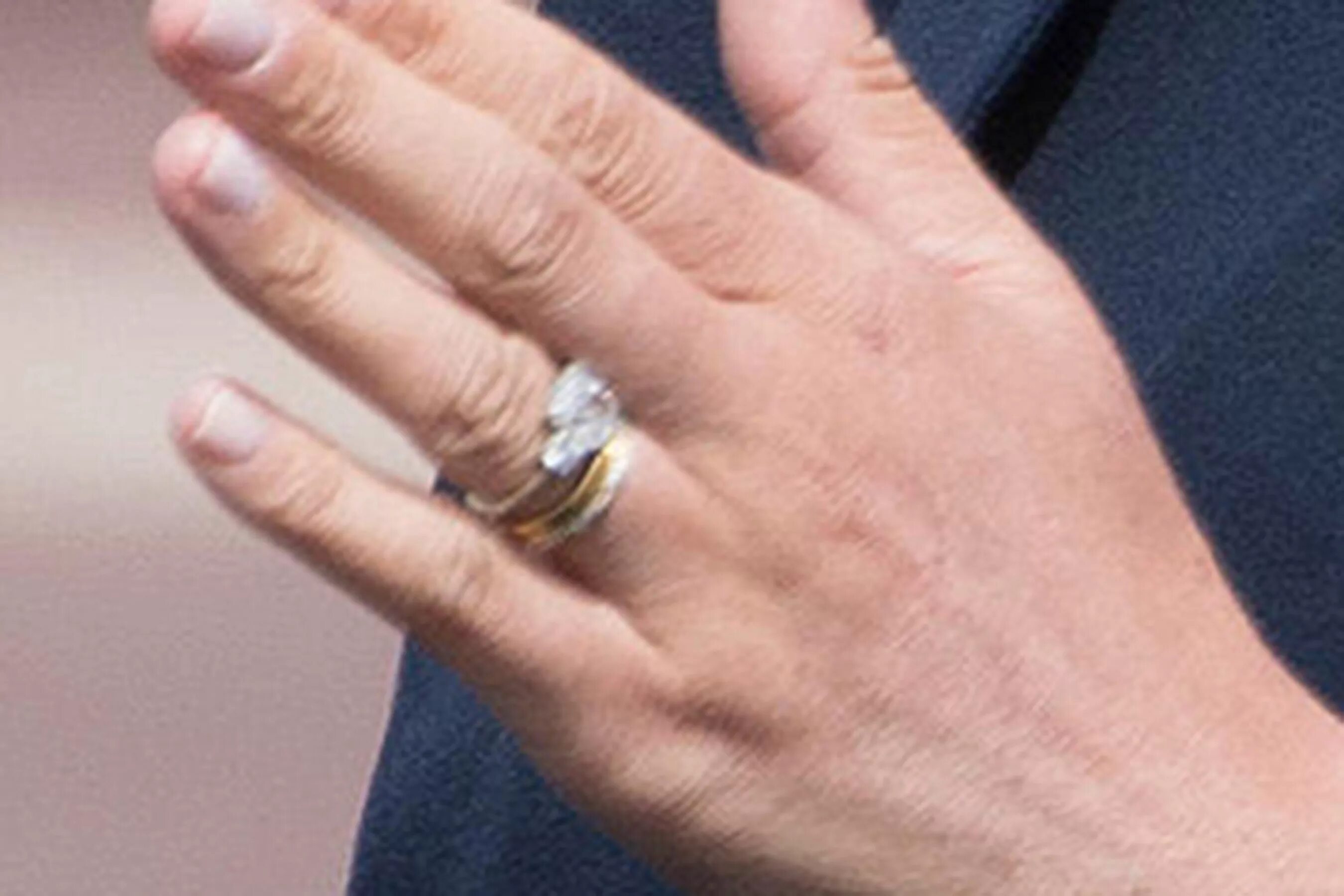 Кольцо изменяется. Кольцо Меган Маркл от Гарри. Обручальное кольцо Меган Маркл. Кольцо вечности Меган Маркл. Кольцо Меган Маркл от принца.