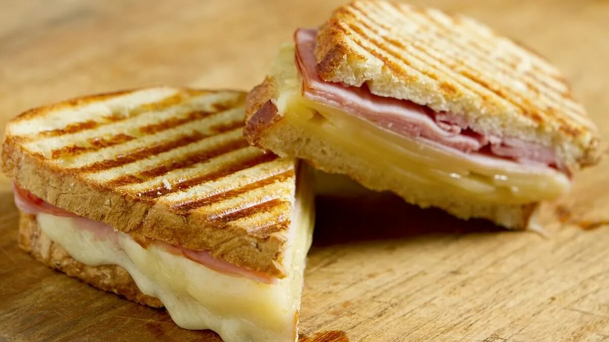 Сэндвич с ветчиной и сыром на гриле. Хлебец с ветчиной. Тост с сыром гриль. Горячие бутерброды в духовке из батона с ветчиной и сыром и яйцом. Хлеб колбаса сыр.