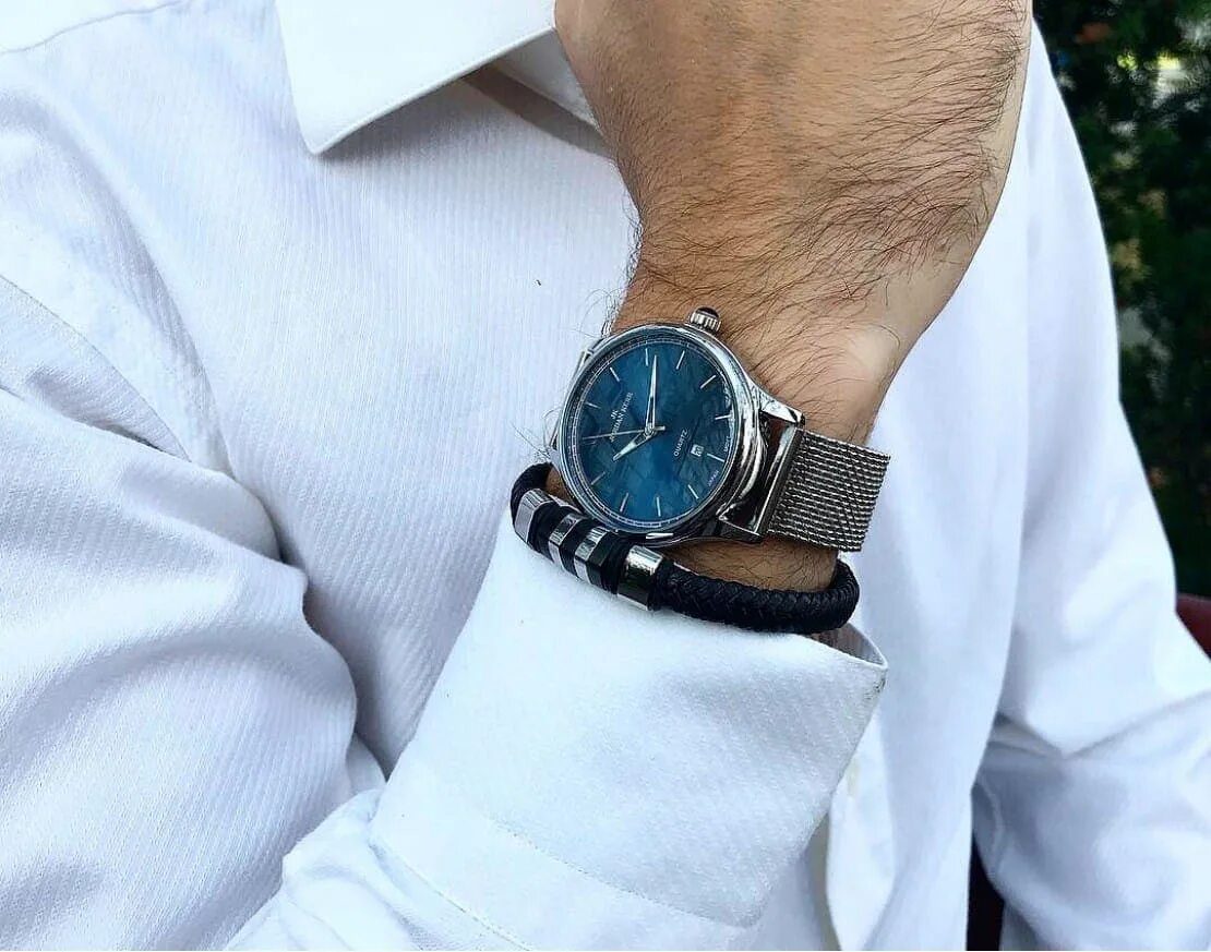 Какие часы надежнее. Часы на руке. Мужские часы на руке. Мужчина с часами на руке. Современные часы на руку мужские.