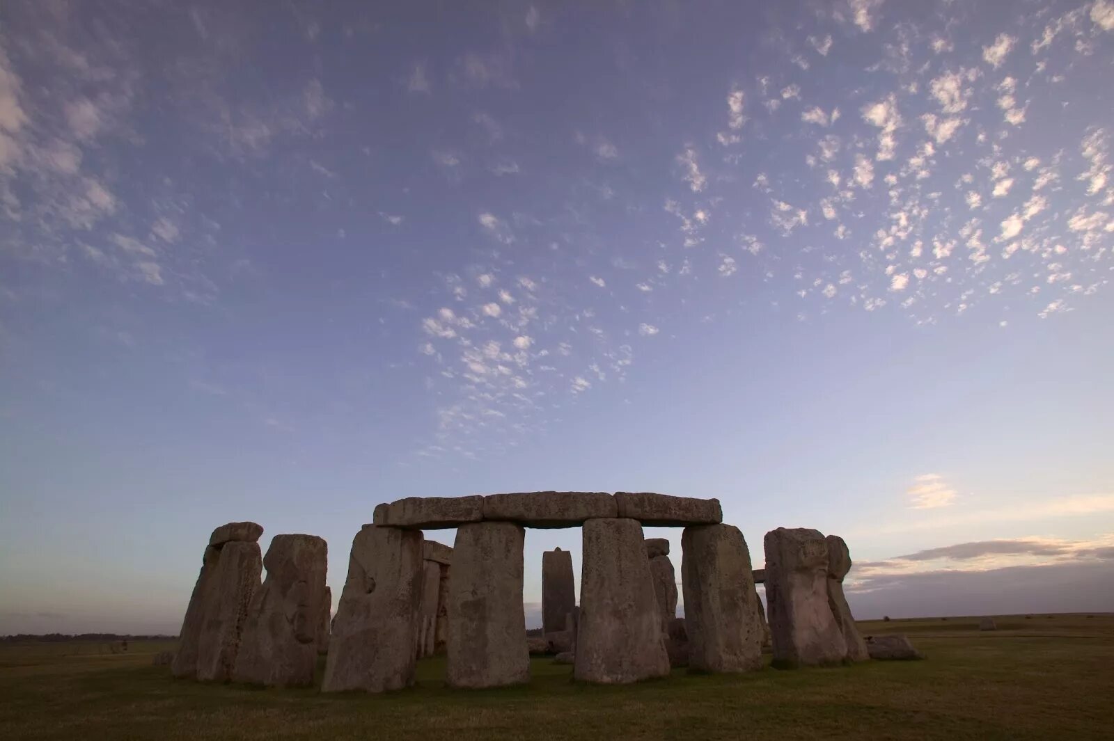 Stonehenge is perhaps the worlds. Стоунхендж Великобритания. Стоунхендж Великобритания 2022. Стоунхендж мегалиты Великобритании. Уральский Стоунхендж.