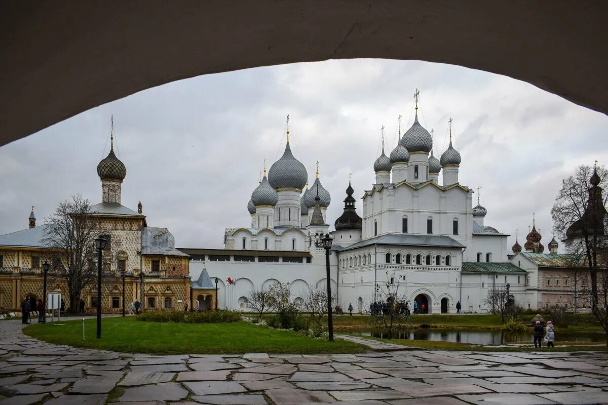 Ростов лучшее великий. Ростовский Кремль (музей-заповедник). Ростовский Кремль Ростов Великий. Ростовский Кремль 2023. Ростовский Кремль митрополичий двор.