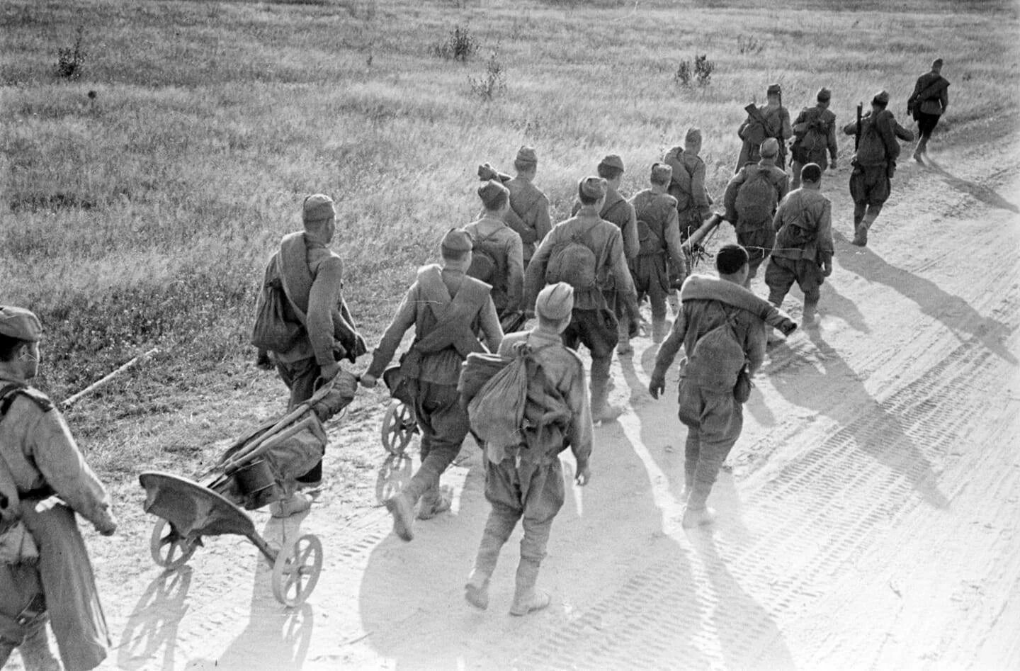 Часть войск идущая впереди. Солдат 1943. Июнь 1943. Фронт. 27 Июня 1943 года.