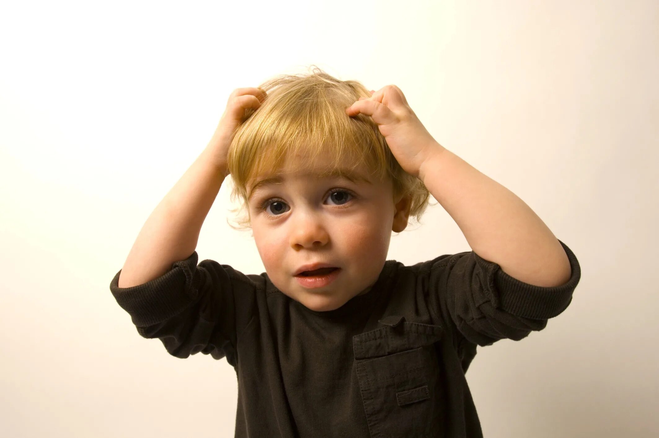 Голова рассказывается. Погладить по голове ребенка. Touching the head. Boy scratching head.