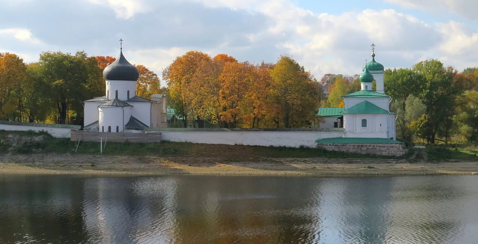 Река великая монастырь. Спасо-мирожский монастырь в пскове. спасо преображенский мирожский завеличский монастырь. спасо-преображенский мирожский мужской монастырь псков. ансамбль спасо-мирожского монастыря.