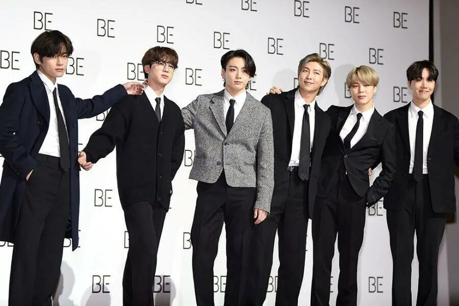 В какой компании бтс. Bts участники 2025. участники группы бтс 2025. bts участники 2025. фото группы бтс 2025.