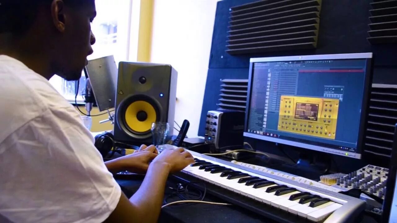Make that studio. Рэперы на студии. krk на студии. хип хоп бит в fl studio. продюсер рэперов на студии.