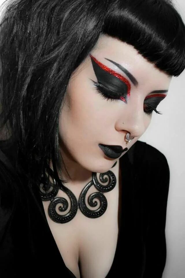 Готический макияж глаз My Goth! Makeup Tutorial Gothic eye makeup, Makeup tutorial, Goth eye makeup