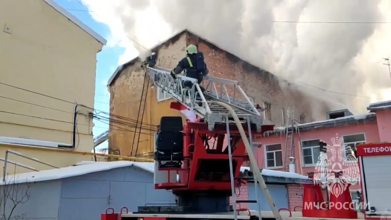Чп самара сегодня пожар. Пожар. пожарные тушат пожар. пожар в самаре. пожар в тольятти сейчас.