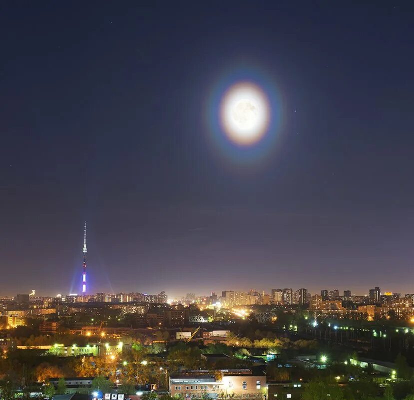 Луна в москве купить. Луна над Москвой. Луна над Москвой сейчас. Полнолуние в Москве. Луна над Москвой сейчас вид с земли.