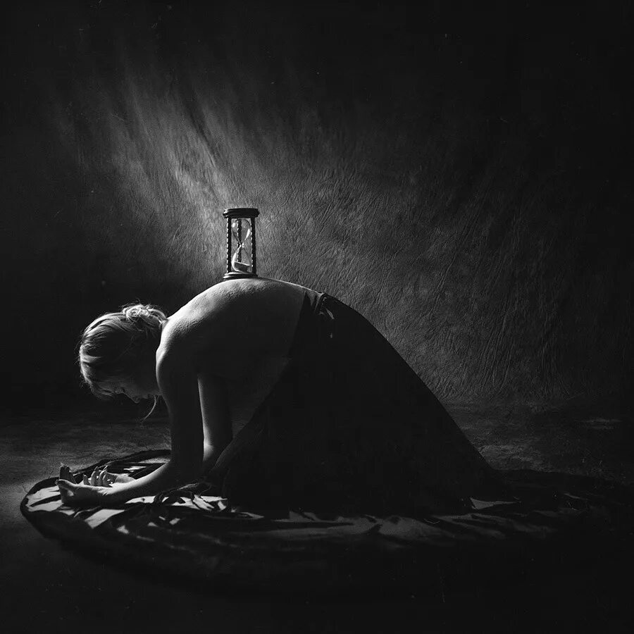 Полное отчаяние. Девушка в отчаянии. Одиночество девушка. Это одиночество. Депрессия.