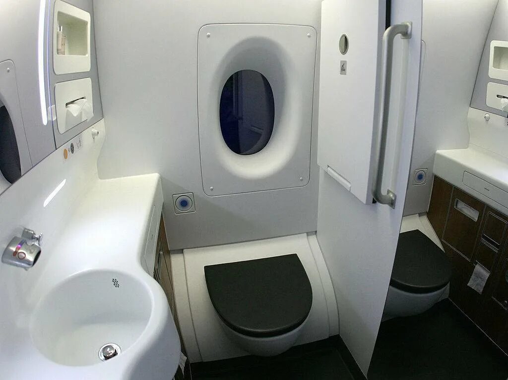 Бывает туалет. Airbus a380 туалет. Туалет в Боинге 737-800. Туалет в самолете. Туалетная комната в самолете.