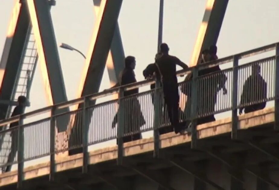 Повешенный на будущее. Мост самоубийца стоит. Мост самоубийц в Южной Корее.