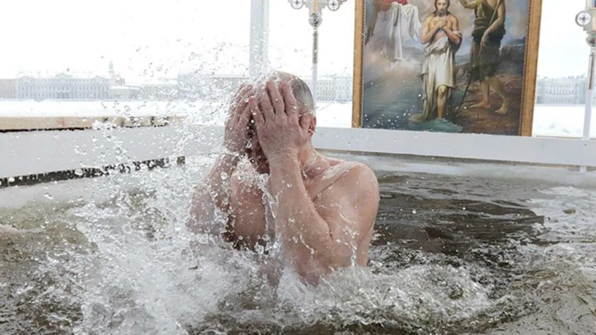 Крещенские купания. Купание в проруби на крещение. Купаться на крещение. Крещение 19 января. Январь купаться