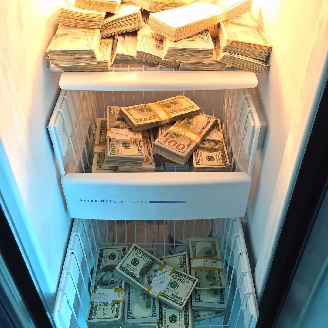 Дизайн домов много денег. Комната с деньгами. Сейф с деньгами. Куча денег в комнате. Деньги в холодильнике.