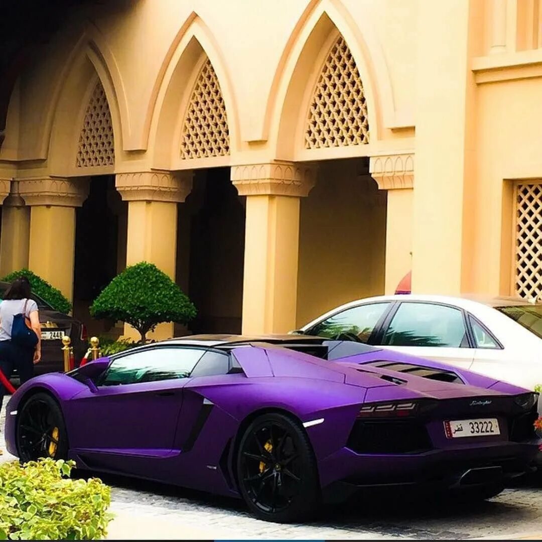 Lamborghini Aventador lp700-4 фиолетовый. Ламборгини авентадор Дубай. Абу Даби Ламборгини. Ламборджини авентадор Золотая Дубай.шейха..