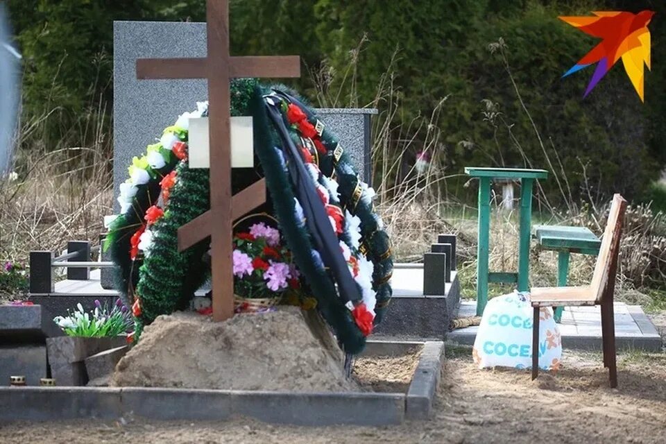 Посещение кладбища на радоницу. Посещение кладбища. Когда ездят на кладбище. Когда можно идти на кладбище. Посетитель на кладбище.