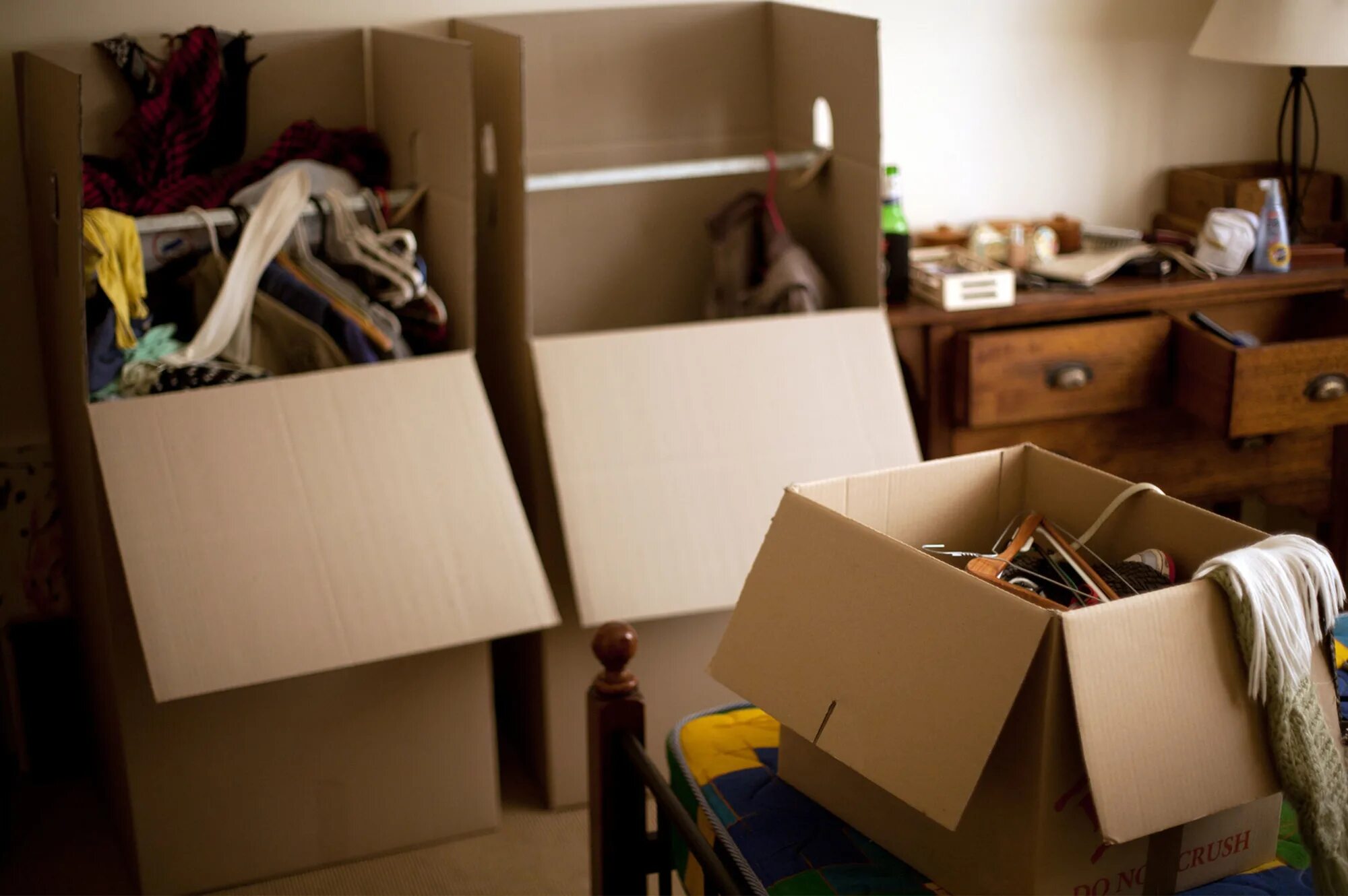 собираем вещи для переезда. переезд сборы. переезд вещи. вещи в коробках.