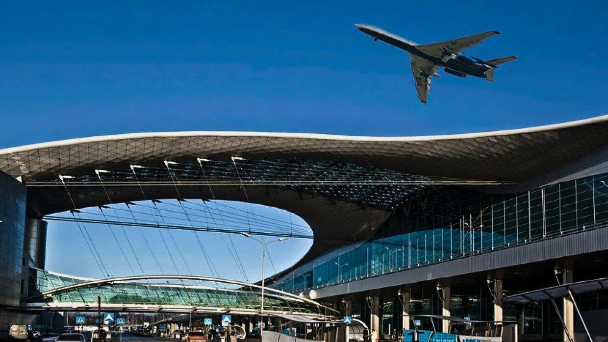 Какой самой большой аэропорт в мире. Домодедово большой аэропорт. Самый большой аэропорт в Москве. Самый большой аэропорт в Москве Домодедово. Самый большой аэропорт в России Внуково.
