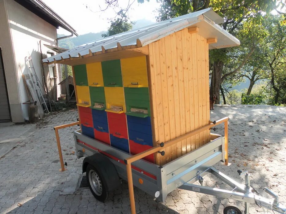 Прицеп улей. Прицеп пасека типа7435е6. прицеп для пасеки 2025. прицеп платформа пасека ульев. пасека апидомик.